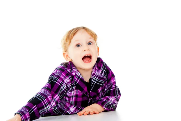 A little girl poses, lies — Stock Photo, Image