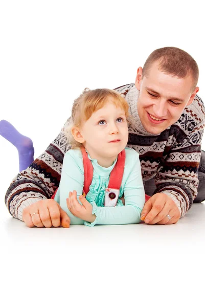 Papa omhelsde het kleine meisje, liegen, poseren — Stockfoto