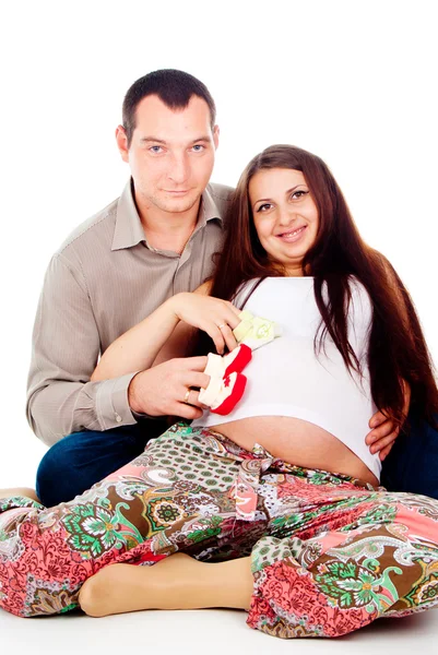 Муж целует беременную жену живота — стоковое фото