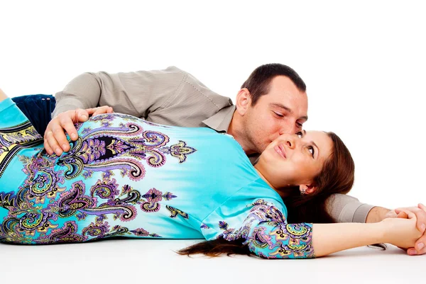 Муж целует беременную жену живота — стоковое фото