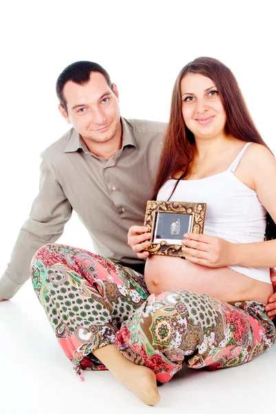 O marido beija a esposa grávida do estômago — Fotografia de Stock
