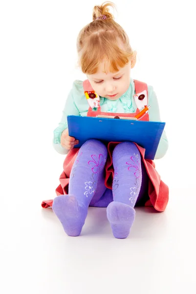 The little girl tries to draw — Stock Photo, Image