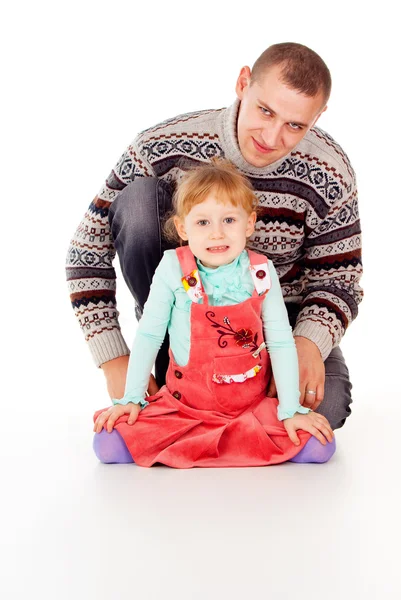 O pai abraçou a menina, sentou-se — Fotografia de Stock