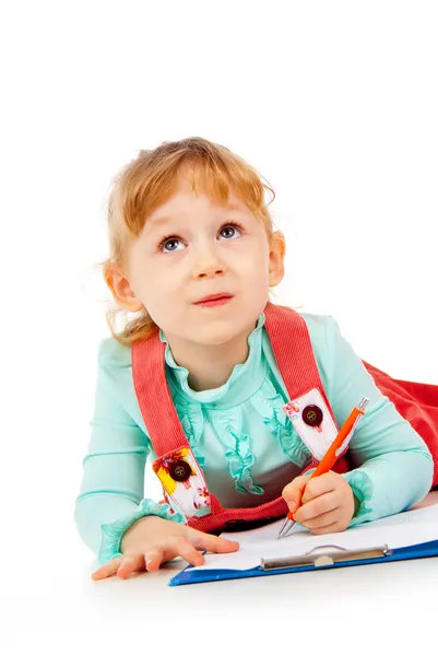 Het kleine meisje liegen en tekenen — Stockfoto