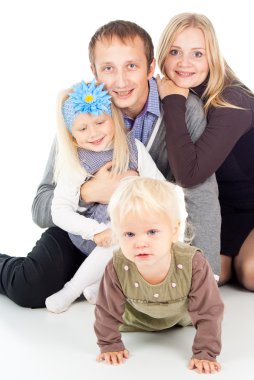 bir çocuk ile mutlu bir aile portresi