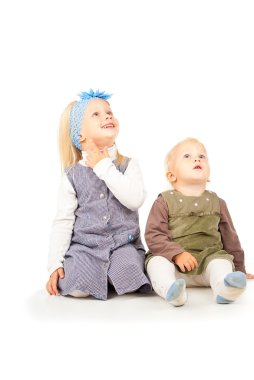 iki kız kardeş, yerde sürünerek