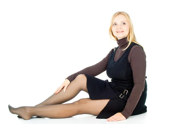 Vacker blond flicka sitter isolerad — Stockfoto