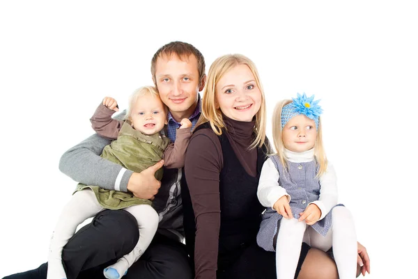 Glückliche Familie mit kleinen Kindern sitzend — Stockfoto