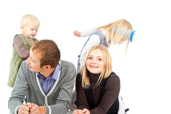 Família feliz com crianças pequenas — Fotografia de Stock