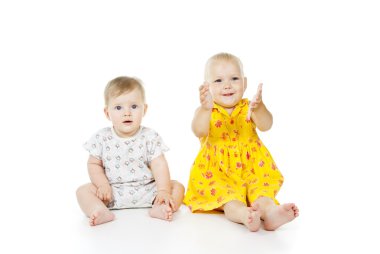 iki küçük kız oturup oynamak