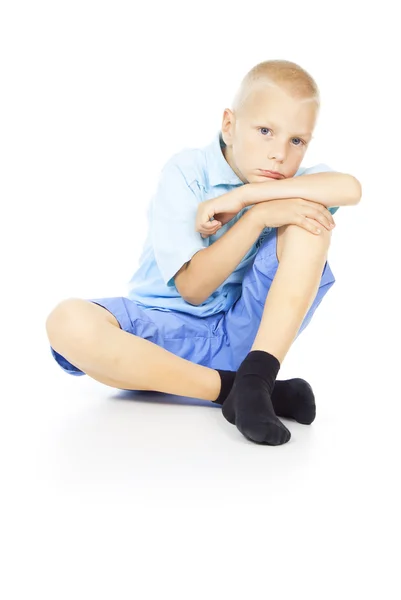Blond pojke sitter — Stockfoto