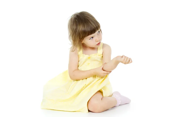 Яркая маленькая девочка сидит — стоковое фото