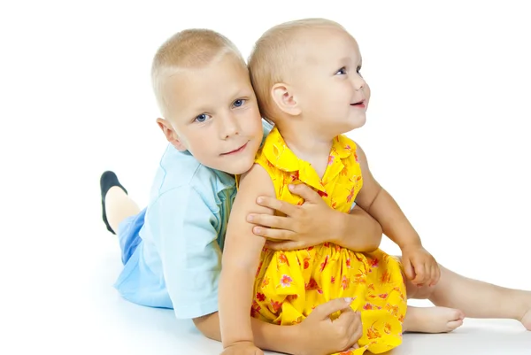 Pequeño niño abraza a una chica — Foto de Stock