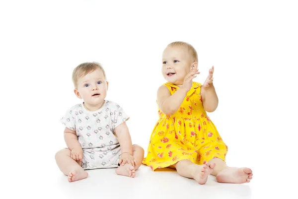 Twee kleine meisjes zitten — Stockfoto