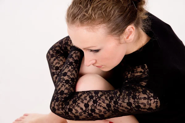 En flicka sitter och ledsen, upprörd — Stockfoto