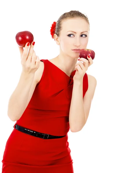 Hermosa la chica en vestido rojo sosteniendo una manzana roja —  Fotos de Stock