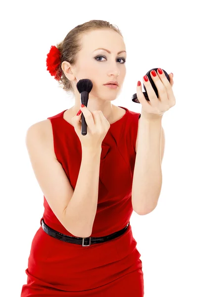 La muchacha en el vestido rojo, impone el maquillaje —  Fotos de Stock