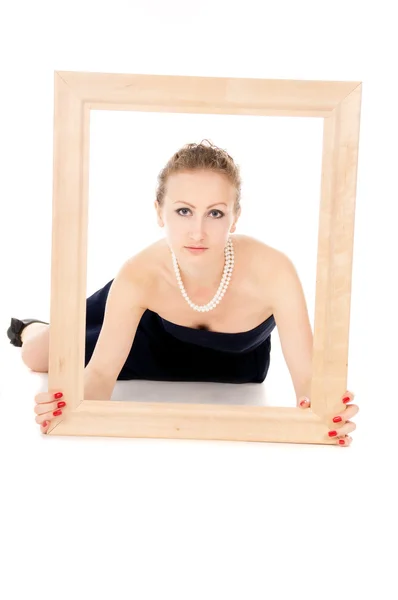 Het meisje kijkt in een frame — Stockfoto