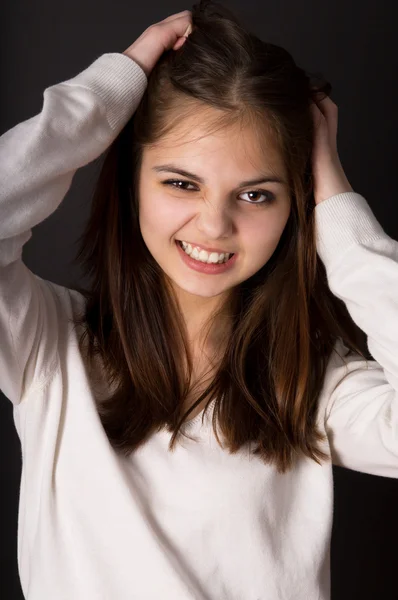 Hermosa chica morena posando, juega ira —  Fotos de Stock