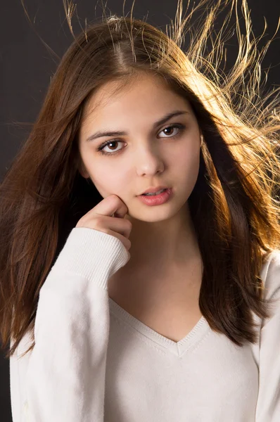 Glamour chica morena posando, volar lejos cabello contra el viento — Foto de Stock