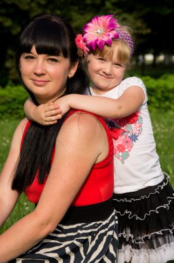 mutlu bir aile anne kız hugs