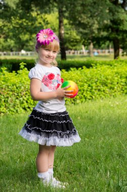 kız ile Top oynuyor