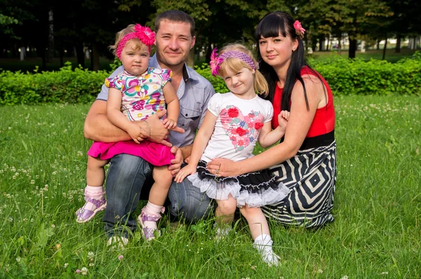 En lycklig familj har en vila — Stockfoto