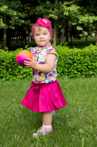 Fille joue avec la balle — Photo