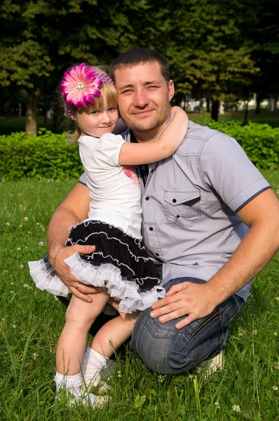 Família feliz, pai filha abraços — Fotografia de Stock