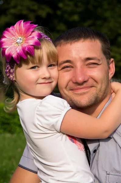 Gelukkige familie, vader dochter hugs — Stockfoto