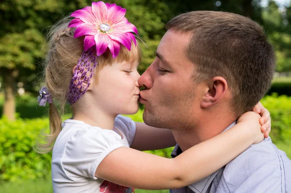 Glad familj, pappa kysser dotter — Stockfoto