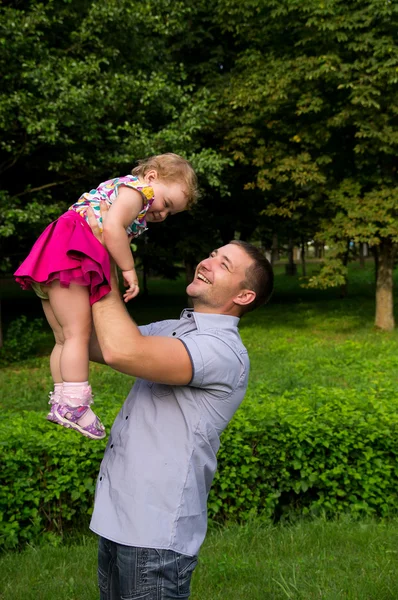 Lykkelig far kastet opp datter – stockfoto