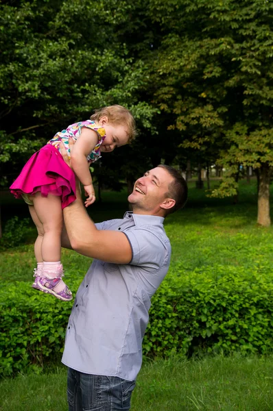 Gelukkig vader gooide van dochter — Stockfoto