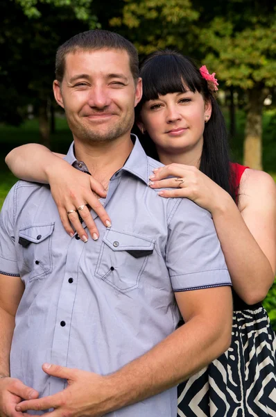 Feliz pareja joven —  Fotos de Stock