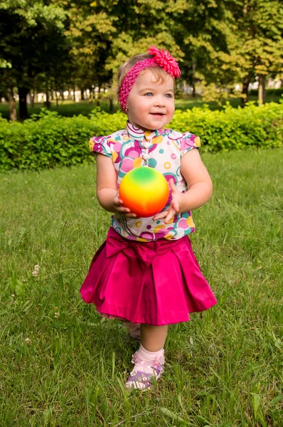 Petite fille jouer avec une balle — Photo
