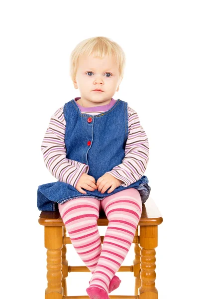 Menina sentada em uma cadeira — Fotografia de Stock