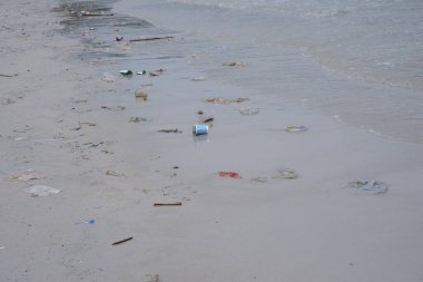 Denizin kenarında bir sürü çöp