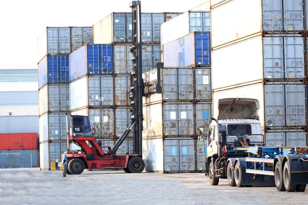 Los Manipuladores Contenedores Camiones Trabajan Simultáneamente Transporte Mercancías —  Fotos de Stock