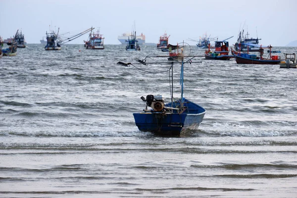 海の真ん中にある小さな釣り — ストック写真