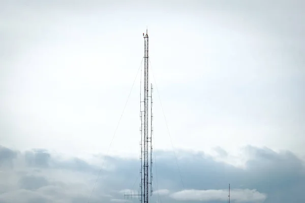具有网络天线全球连接和互联网网络概念的电信塔 — 图库照片