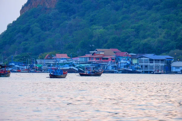 一个渔民居住在海岸上的渔村 — 图库照片