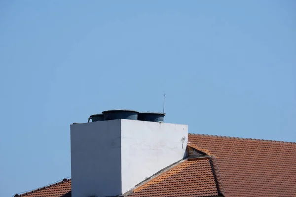 屋根の貯水池タンク — ストック写真