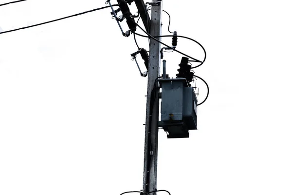 带高压电传输线标志的带变压器木杆的电线杆 — 图库照片