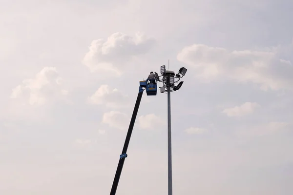 Pracownicy Wyposażeni Kaski Sprzęt Bezpieczeństwa Zainstalowali Nowe Diody Świetlne Robotnicy — Zdjęcie stockowe
