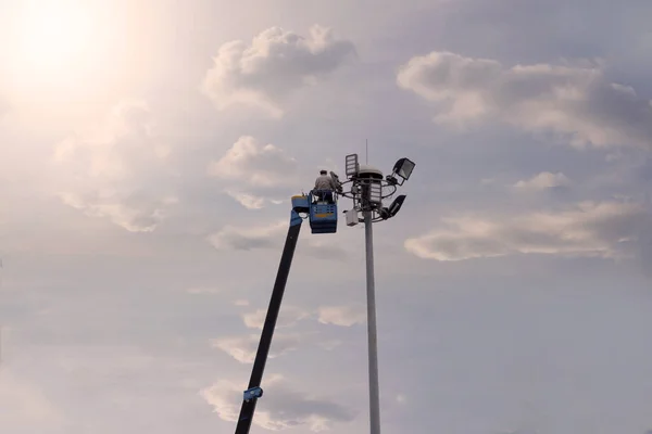 Los Trabajadores Equipados Con Cascos Equipos Seguridad Instalaron Nuevas Luces Imágenes De Stock Sin Royalties Gratis