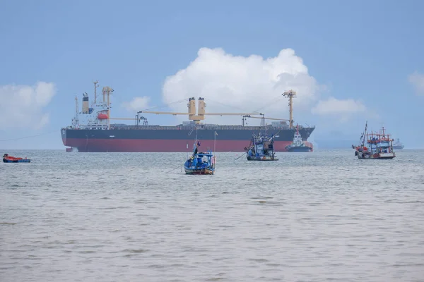 Grandes Navios Que Transportam Mercadorias Através Navios Pesca — Fotografia de Stock