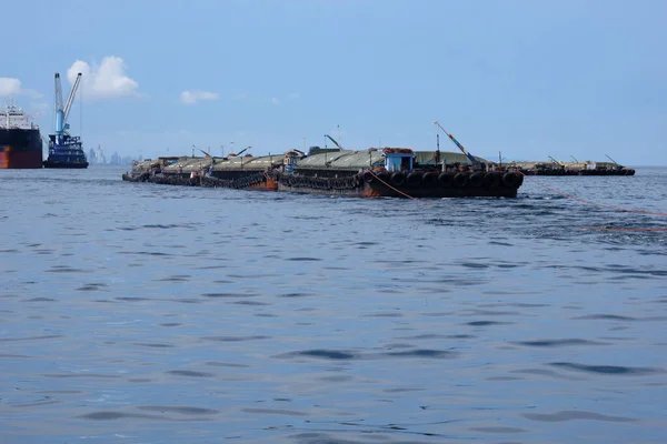 Bateau Porte Sable Dans Mer — Photo