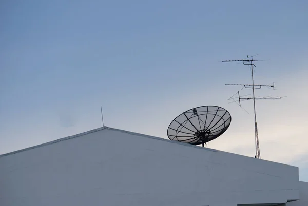 建筑屋顶上方的卫星天线接收机 数字世界中的通信技术 — 图库照片