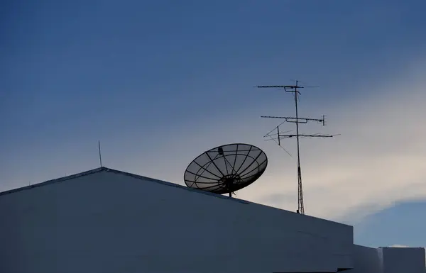 建筑屋顶上方的卫星天线接收机 数字世界中的通信技术 — 图库照片