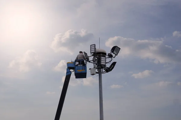 Los Trabajadores Equipados Con Cascos Equipos Seguridad Instalaron Nuevas Luces Fotos De Stock